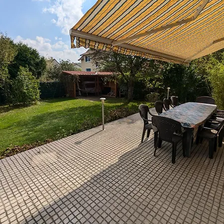 Comfy - 15 Min Away Homestay *